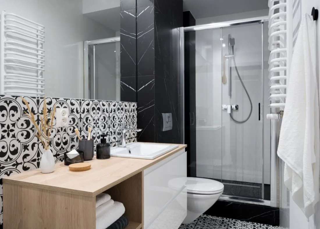A Luxury bathroom with shower, toilet and sink